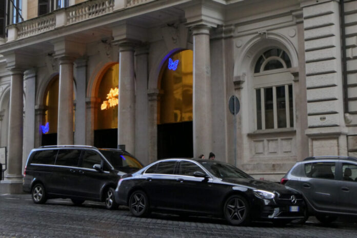 Roma: in doppia fila per i clienti dell'hotel di lusso, residenti ostaggio del traffico (foto Agenza Nova) roma_ncc_doppia_fila-clienti_attesa_albego_lusso_agenzia_nova